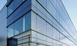 современный фасад остеклённый алюминием