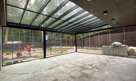 зимний сад со стеклянной крышей пристроенный к дому