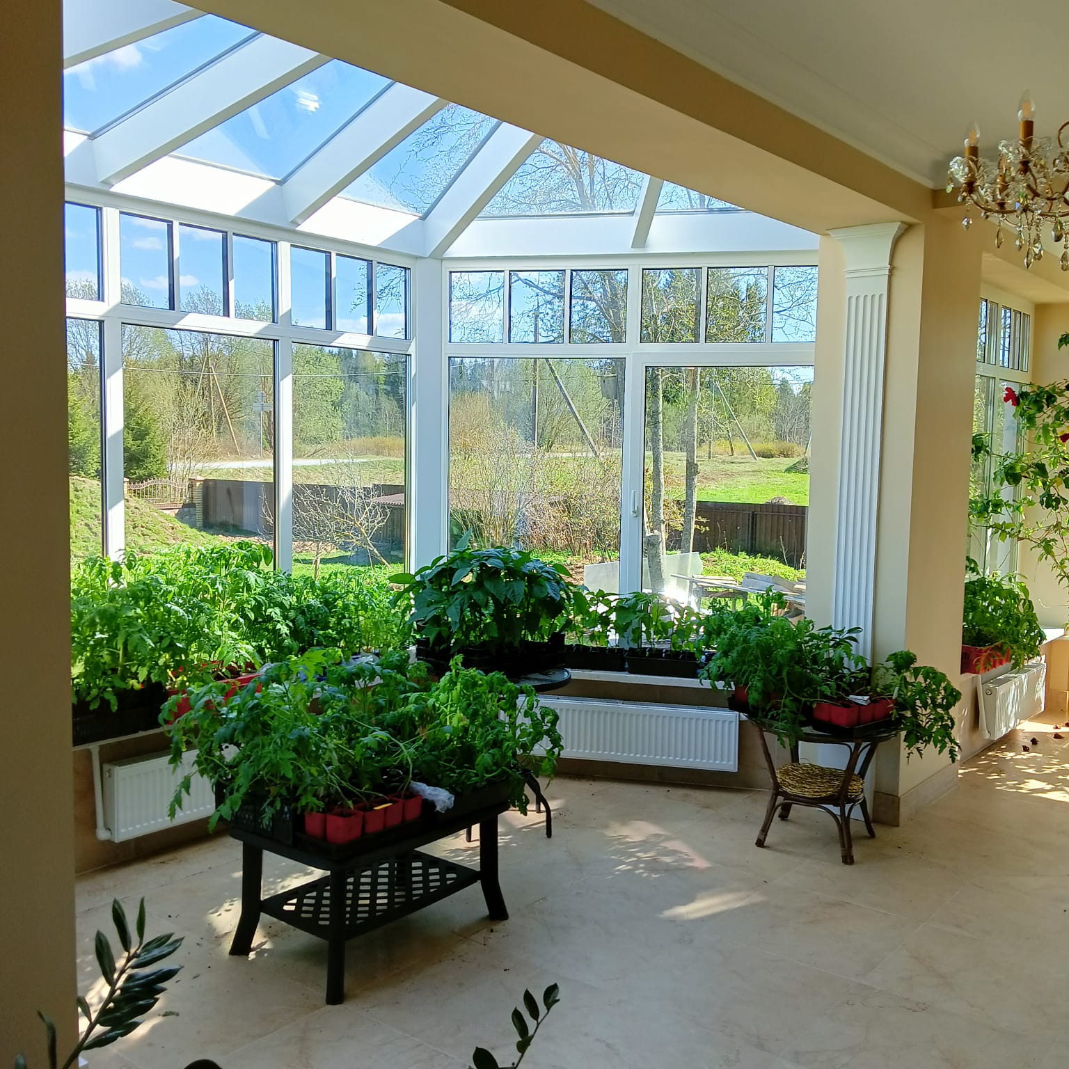 Эркер со стеклянной крышей  в загородном доме