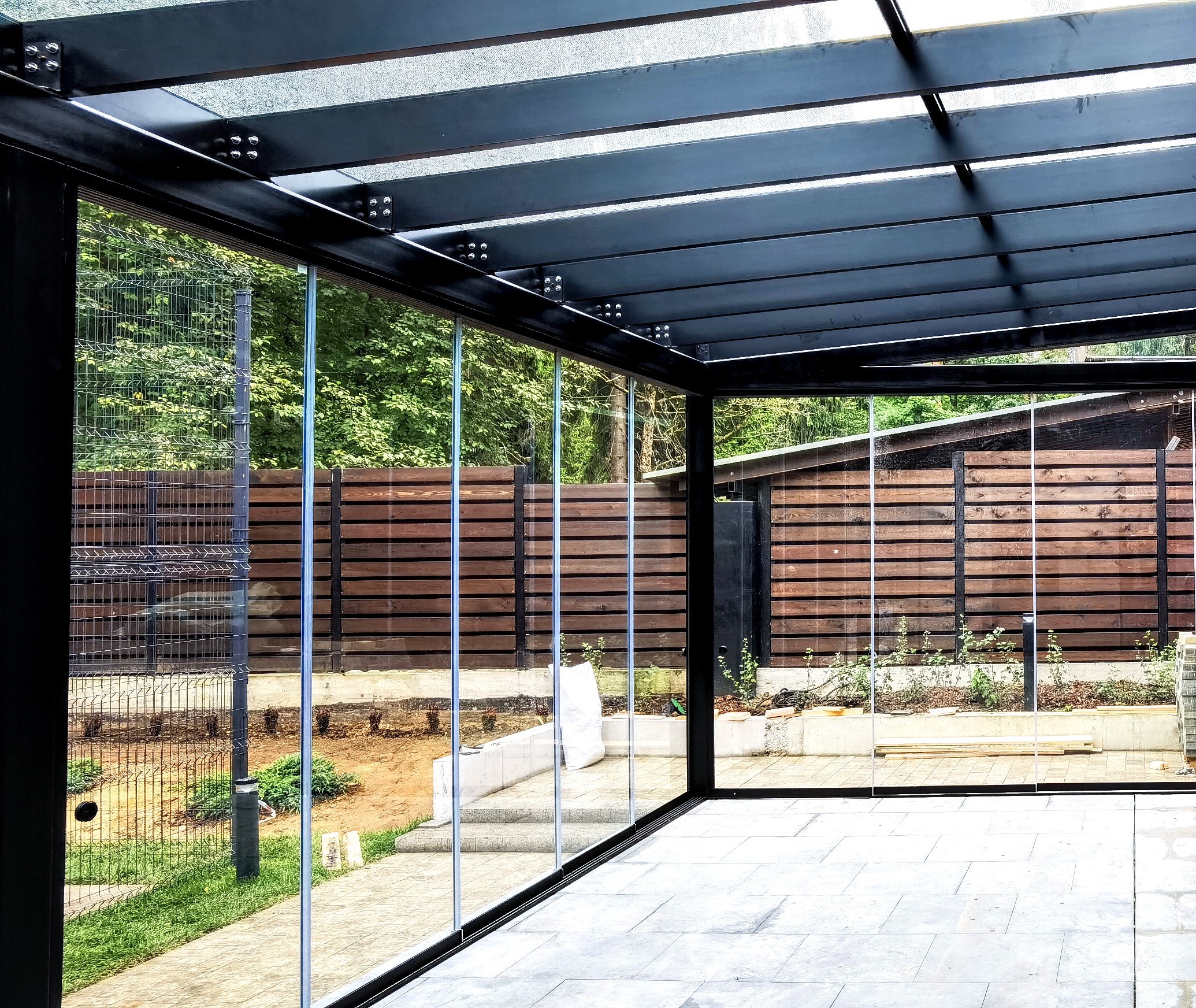 Зимний сад с откатным остеклением и стеклянной крышей в Репино